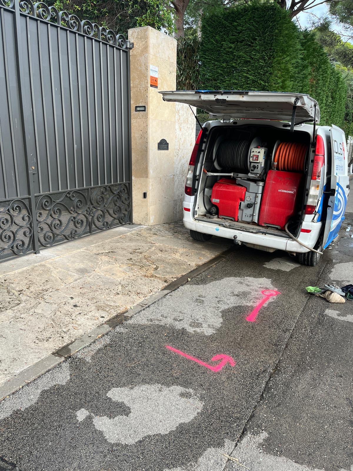 Furgoneta de desatascos realizando limpieza y mantenimiento de tuberías en Sant Feliu de Guíxols, S’Agaró, Platja d’Aro, Castell d’Aro, Santa Cristina d’Aro, Llagostera, Tossa de Mar, Calonge, Palamós y poblaciones cercanas.