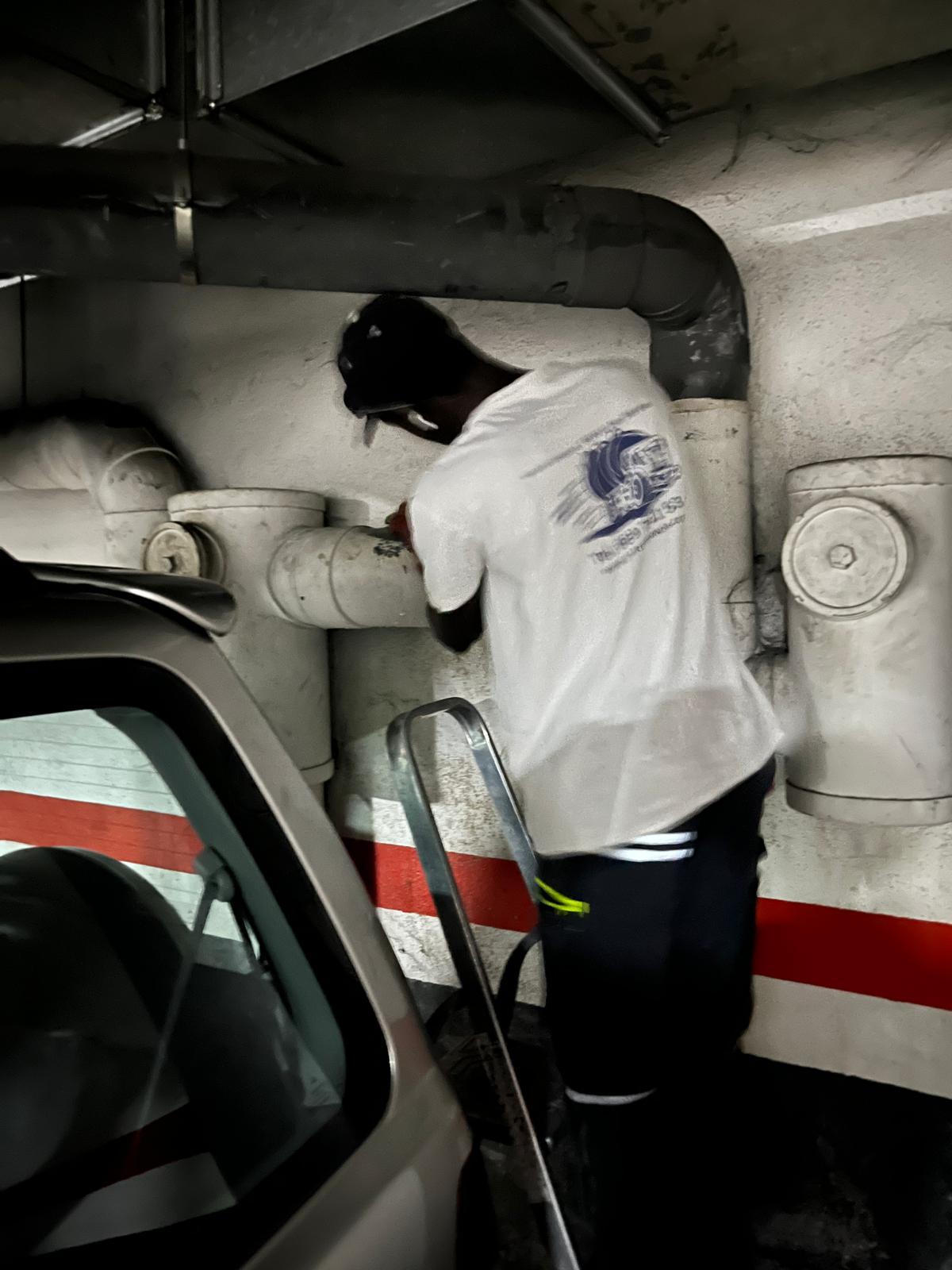 Técnico realizando limpieza y mantenimiento de tuberías en interior de edificio en Sant Feliu de Guíxols, Platja d’Aro, Palamós, Calonge, Santa Cristina d’Aro, Castell d’Aro y alrededores.