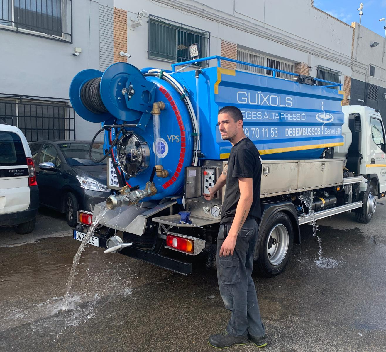 Técnico de Desatascos Guíxols trabajando con camión cuba en la limpieza de tuberías y desatascos.