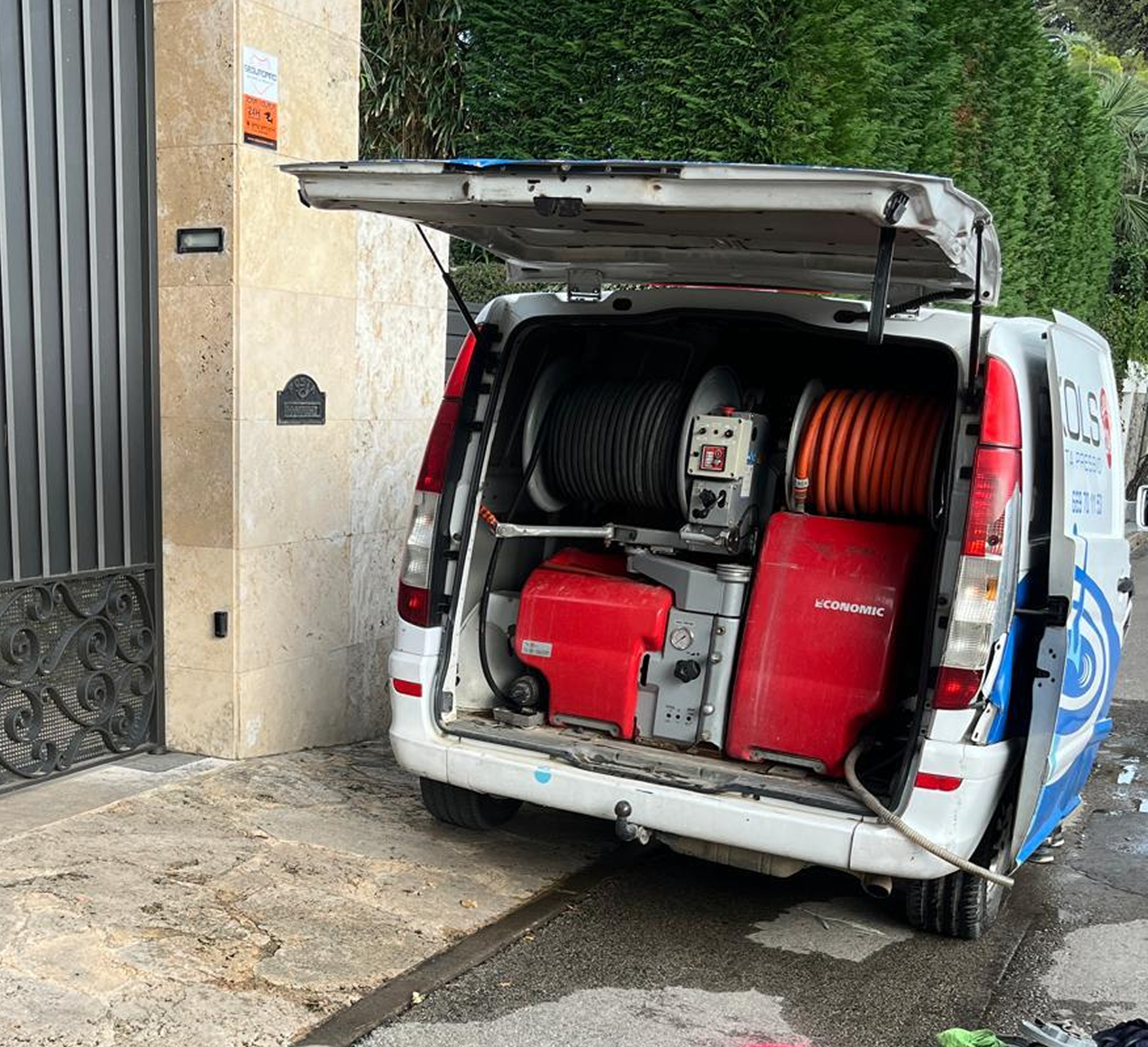 Furgoneta de Desatascos Guíxols equipada con mangueras y equipo de alta presión para desatascos y limpieza de tuberías.